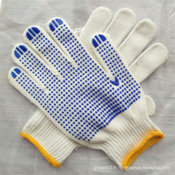 String en tricot avec des gants en coton